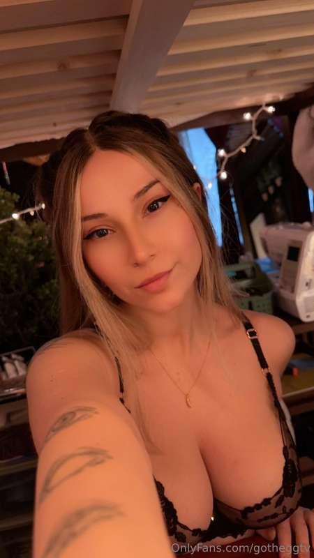 happy monday! heres a selfie 😋