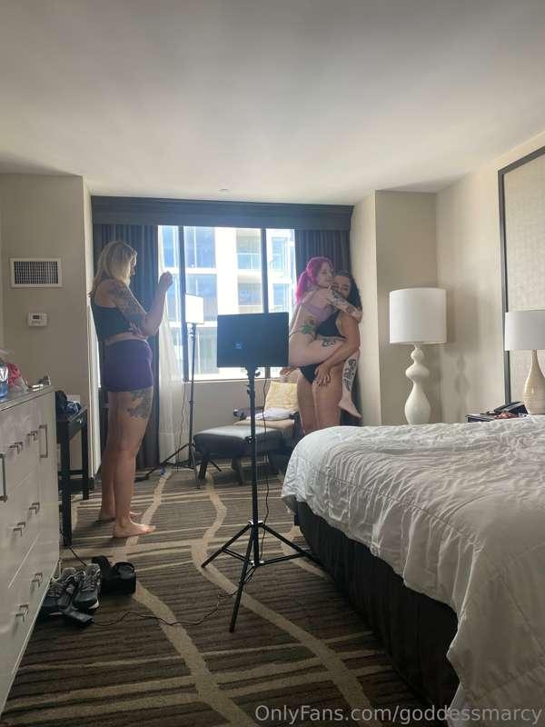 Found some behind scenes with @blondifeet and @ladylazarusfr..