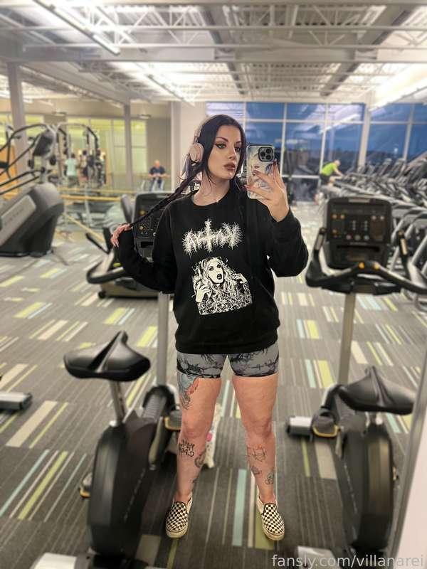 First time back at the gym since being sick yippeeeee

#fyp #tall #tallgirl #musclemommy #gym #fitness #goth #gothgirl #altgirl #alternative #tattoos