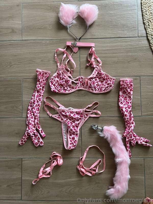 Do you think this lingerie is pretty, my love? 🙈 Give me you..