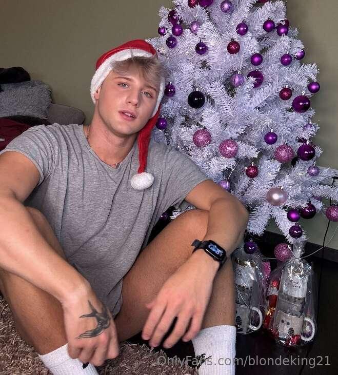 Want some Holiday treat? 😋🎁