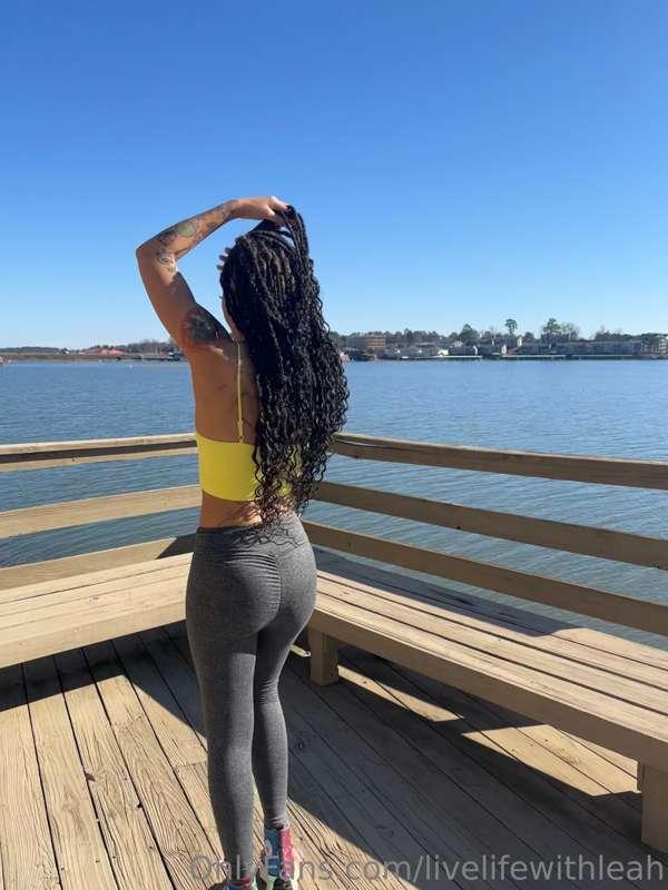 Which view is better??? 😂 Just kidding the water is so peace..