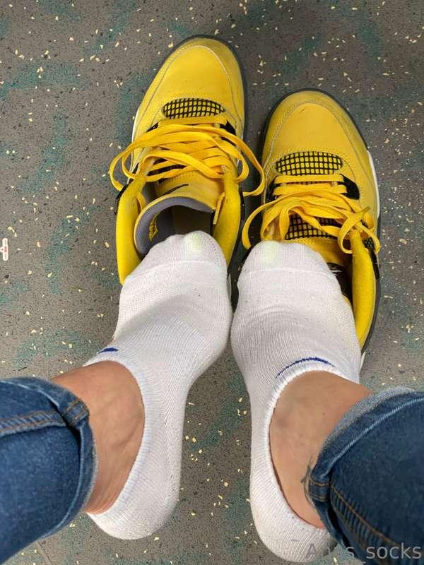 Sweaty socks, toes and juicy soles… 🥵🥵🥵