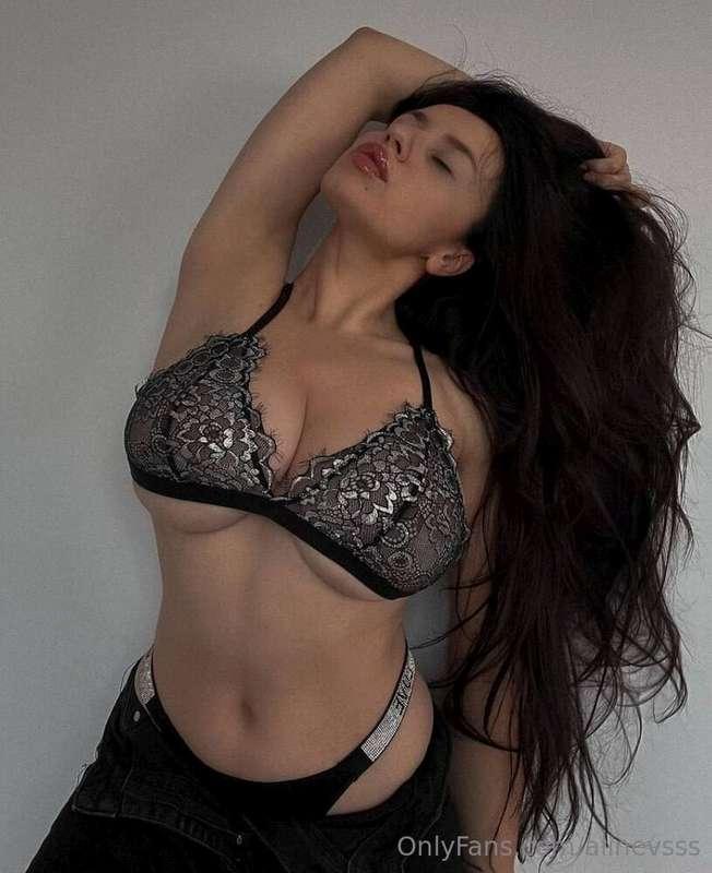 Lustful doll @ksenia_leoni WITH A CREAMY PUSSY🍦💘Text her @ks..