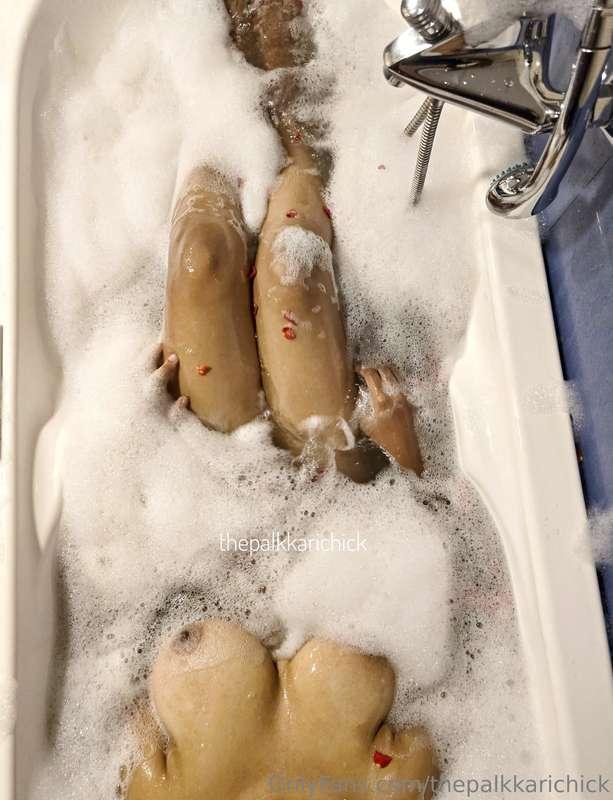 The bath tub, soapy bubbly water and me 🫧❤️! 18/21