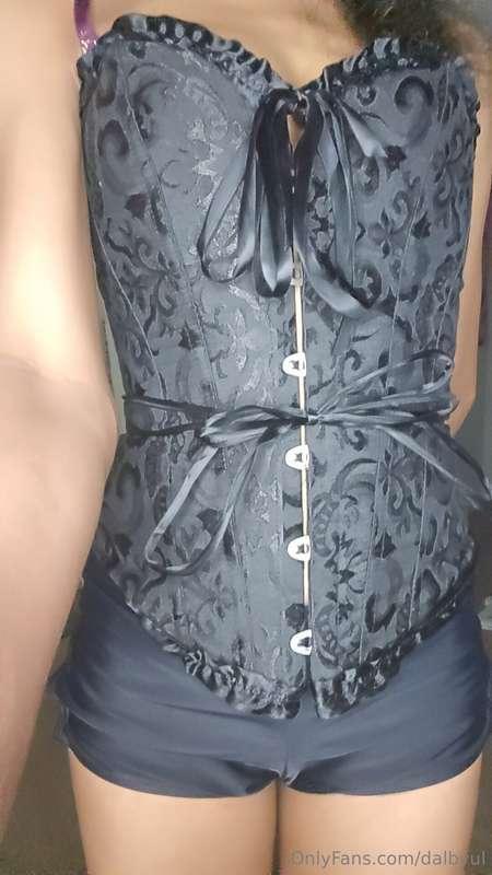 Do you like corsets? 🖤🩶Come untie me ~♡...🥰❤️🖤Catch me on:💲 ..