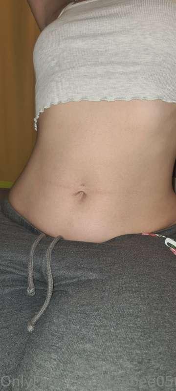 Lick your finger and stick it deep in my belly hole please 🤤..