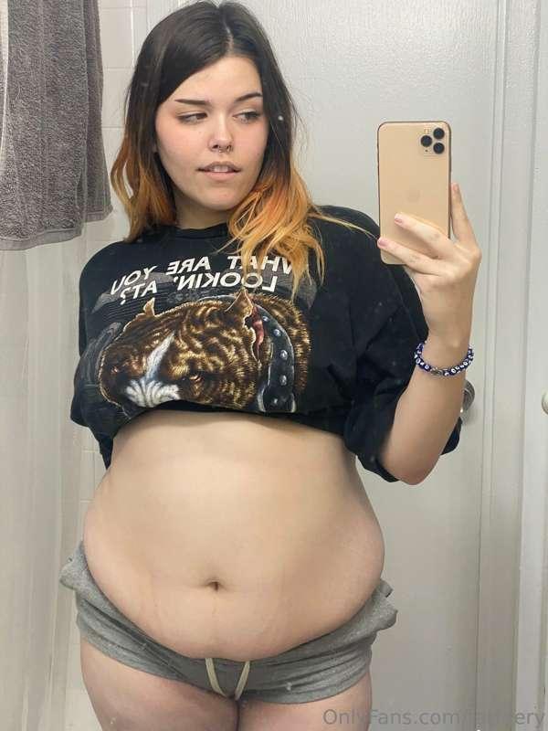 september 18th 🤍
goddess w a round belly