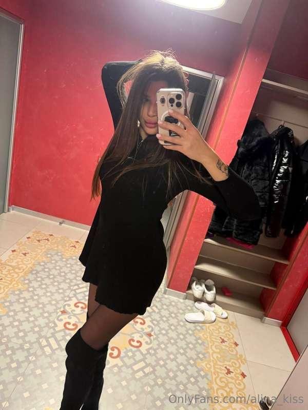 Feeling so cute in my little black Valentine's Day dress ❤️🖤..