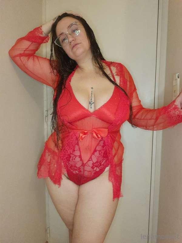 A little sun and my curves. ☀️