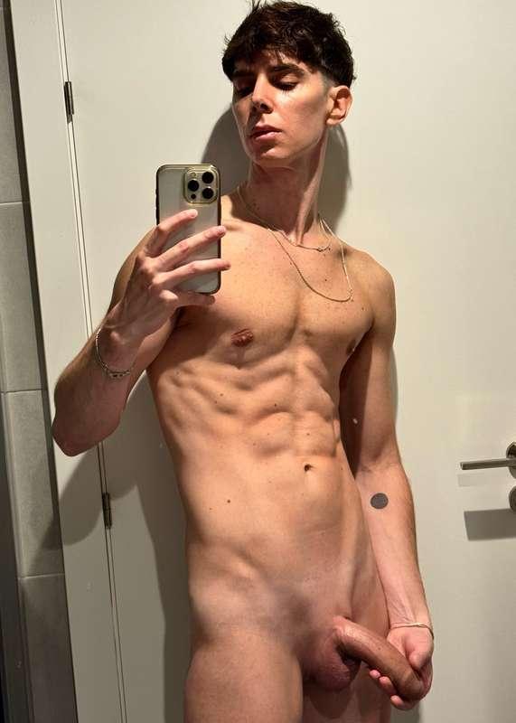 Do you like Francis’ cock semi-soft? 💦💦 Wanna take it in you..