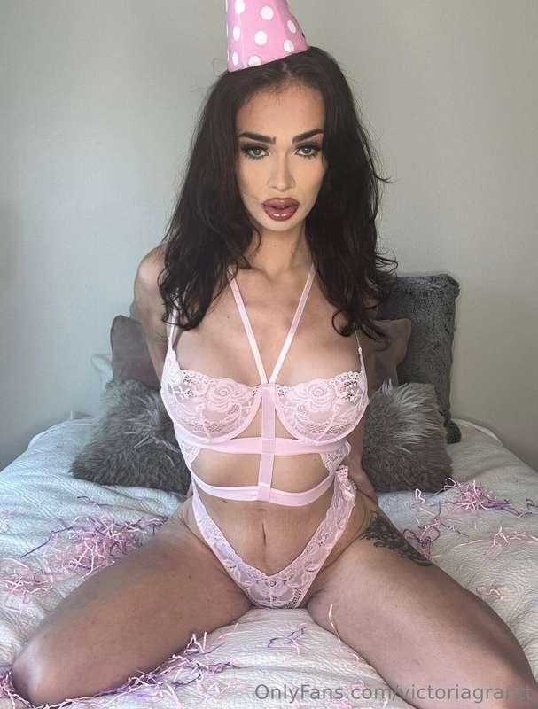 Come lay in bed with me
