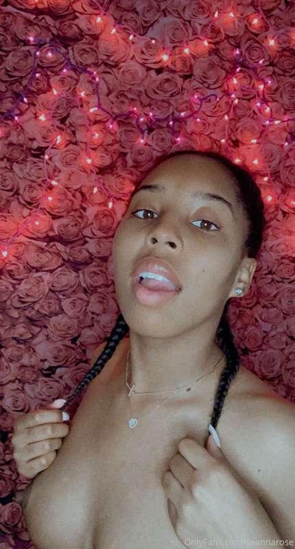 🚨NEW BACKGROUND ALERT 🚨 
✨Click pictures for titties😝✨
I’m m..