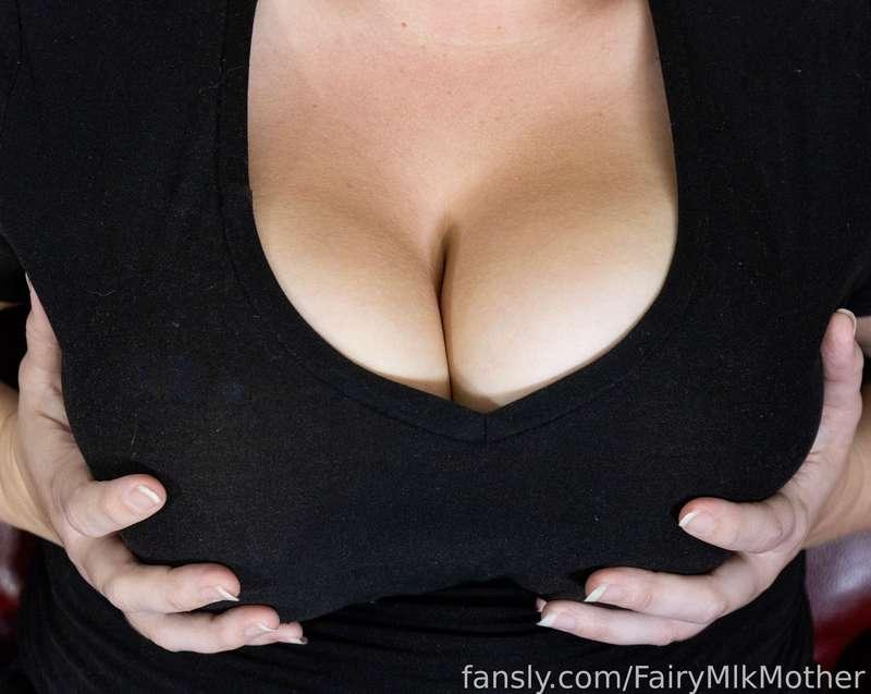 Want a squeeze? #32H #mommymilkers #hugetits #hugeboobs