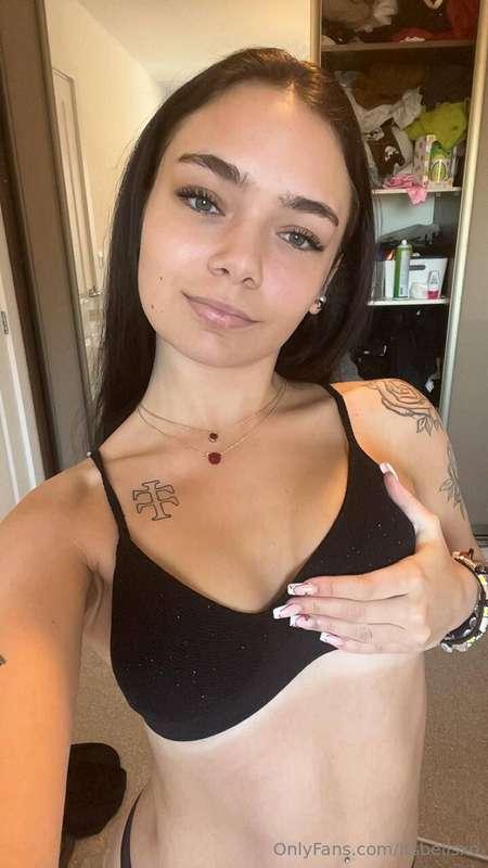 my college bestie @kinsleypaige just started her first OF 🥹F..