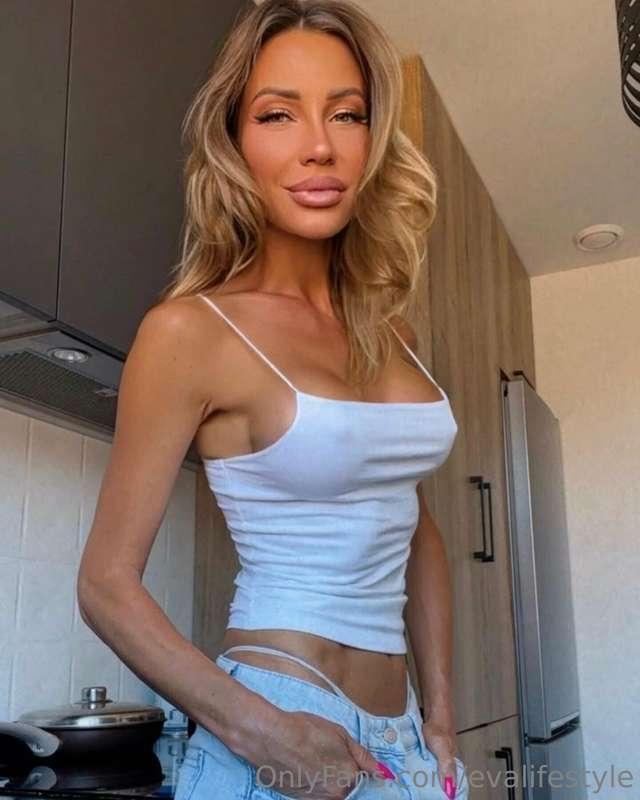 So I’m cooking 😉😉🫶 hot on the kitchen 🔞🔞 on my PRIVATE 🫦🫦💦💦💦