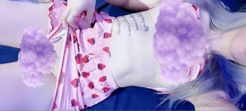 Would you like to eat strawberries and cream? 🍓