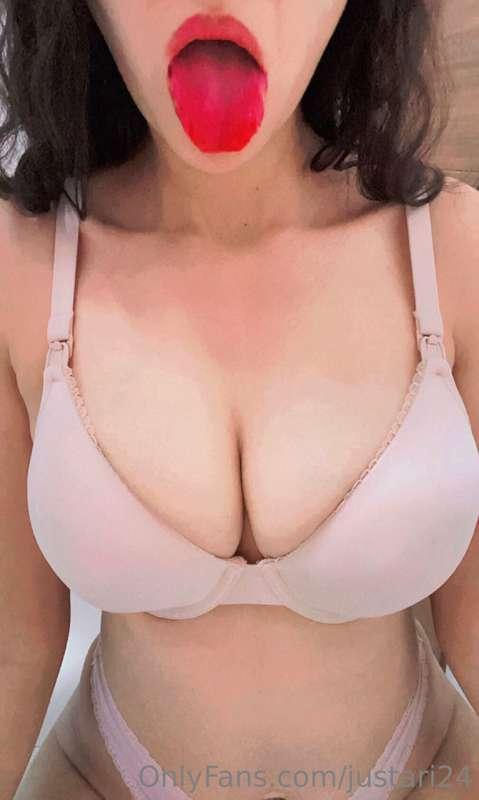 Hola bebé 🦋 échamelos en las tetas