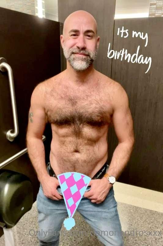 It’s Dad’s birthday!! 🥳🥳🥳

➡️ amzn.to/2crAHVm ⬅️

Show Daddy..