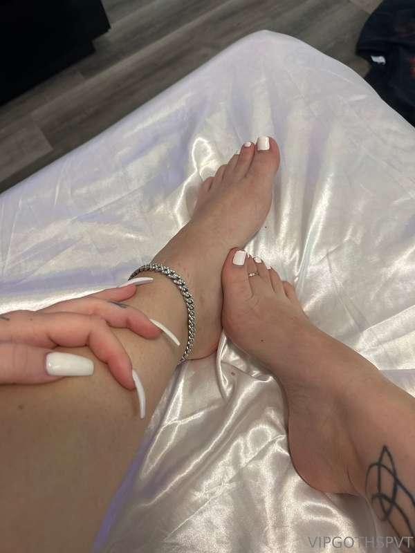 pretty toes pretty pussy 🙈want your own personal feet pics? ..