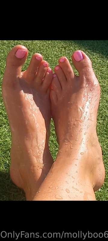 Need someone to dry my feet, then get them alllll wet again ..