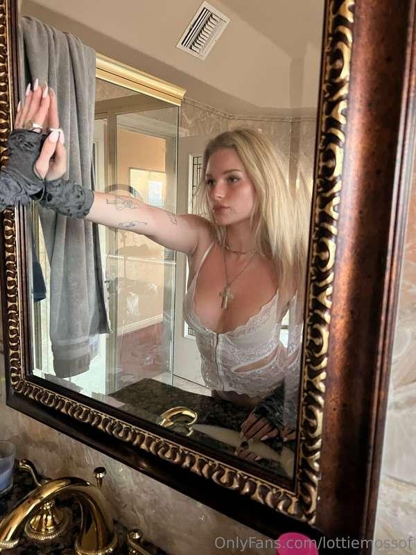 Mirror, I think we both know who’s the hottest here 🙈