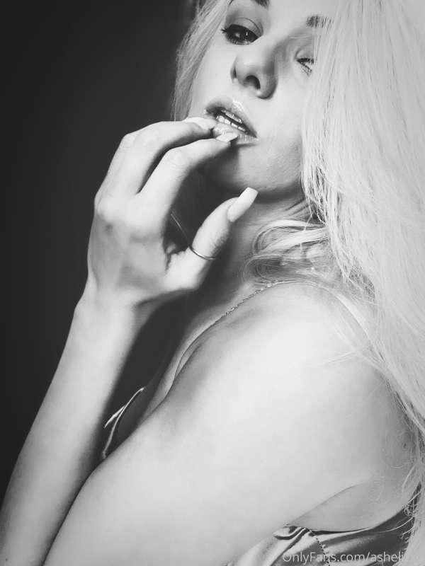 Blond hair blue eyes and big boobs. The trifecta