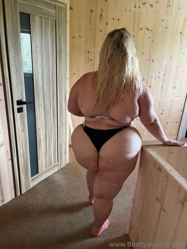 This big ass would like a spanking. 🍑😈