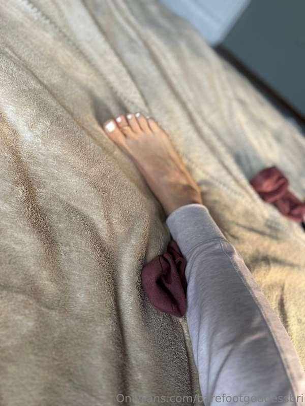 Only 3$ to see me tease you with my feet! 😜