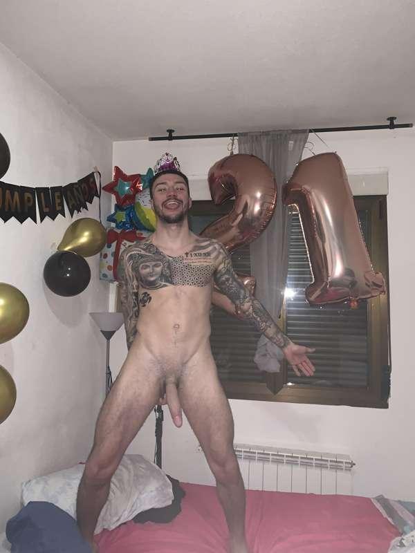 TODAY IS MY BIRTHDAY!!!🎉🎂🎊🎁🎈
I want a 21$ tip for my 21 yiea..