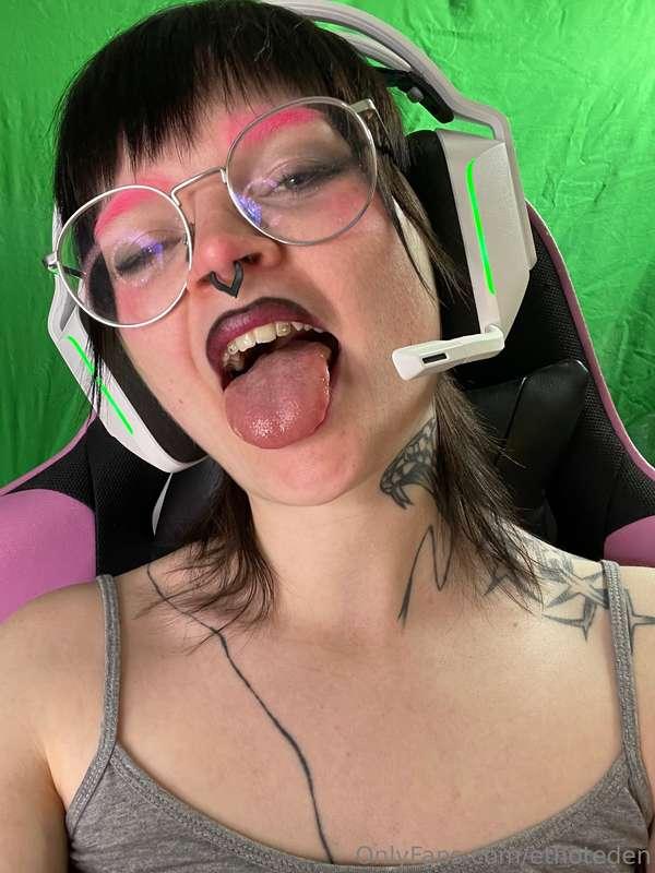 I'm live right now, cum join me! 🥳 twitch.com/imjustalice