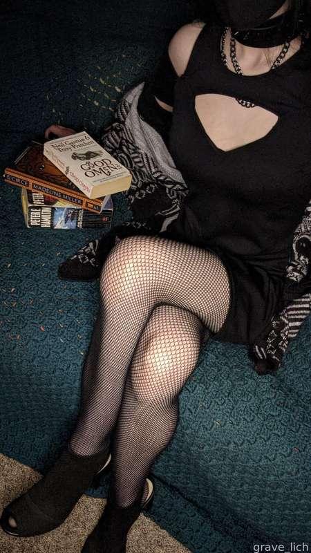 Don't forget to return your books to the library...you might get punished.

Sometimes I'm disappointed that I'm such a subby bitch, because the thought of being a stern and intimidating librarian is so hot 🥴

#smalltits #tits #fishnets #dress #heels #blackhair 

