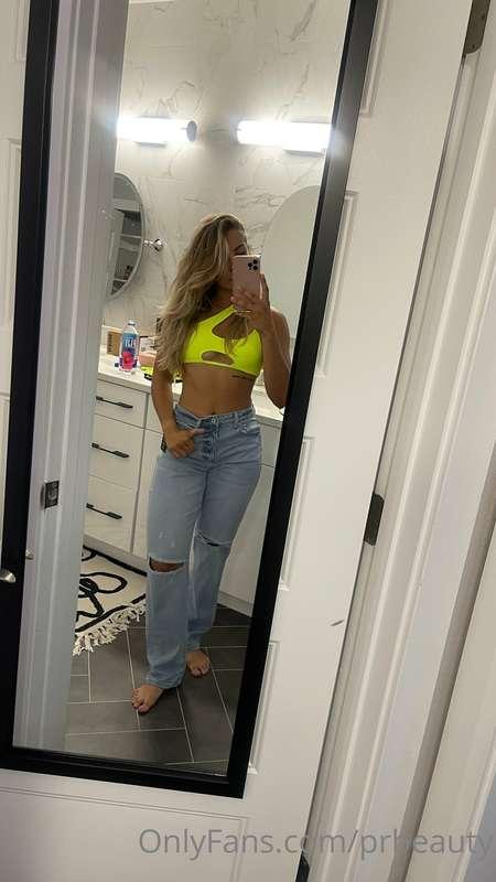Happy Sunday baby! 
It's time to clean out my closet 😉