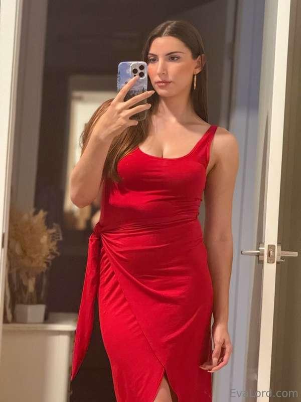 Wanna lift up my dress bby? I know you want it..😈😈