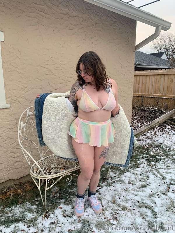 The cold never really bothered me anyway ❄️ 🥰