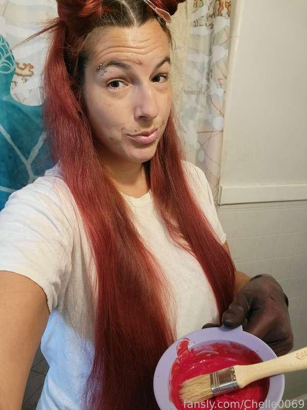 Yall know what time it is 😅
Couldn't find my hair dye brush, guess this basting brush will have to do 🤷‍♀️
#Redhead #milf #longhair #hairdying