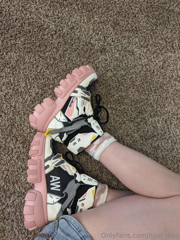 Feeeeeeeet and new shoesies!!!! I love em but I got no idea ..
