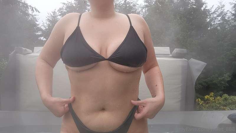 Need a hot tub buddy😏
