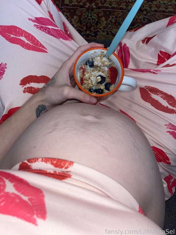 That little fruit parfait has my little belly feeling like there’s a bouncy ball inside right now hehe. 🥰🤰🏻🍓 So many little kicks happening my belly is wiggling!! 😍👣 These movements are getting bigger and stronger everyday my loves!! ☺️

#fyp #mama #pregnant #milf #bump #bellyfetish #pregnancy #bellymovement #round #bigbelly #preggo #fetish #kink #adore #admire #worship #cute #mommy