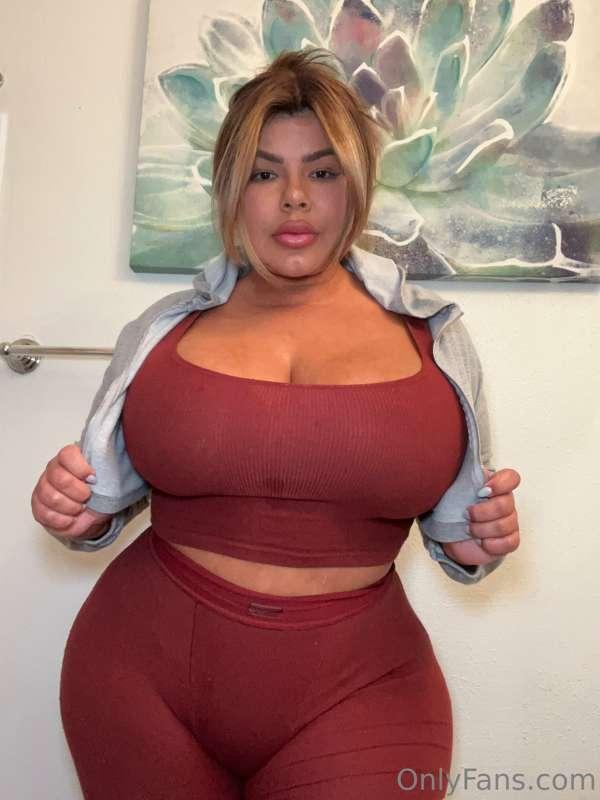 Am I curvy enough? 😘