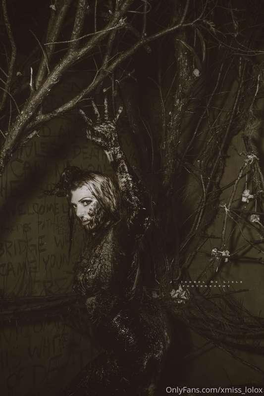 Carcosa ⚰⚰⚰

Being all spooky and shit lol! Get the full set..