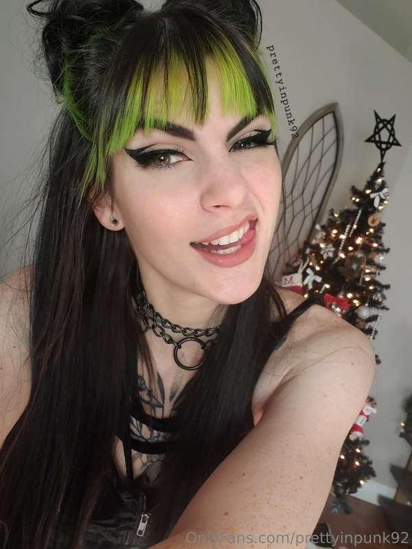 Getting ready to make 2024 my bitch 🖤 have a safe and happy ..