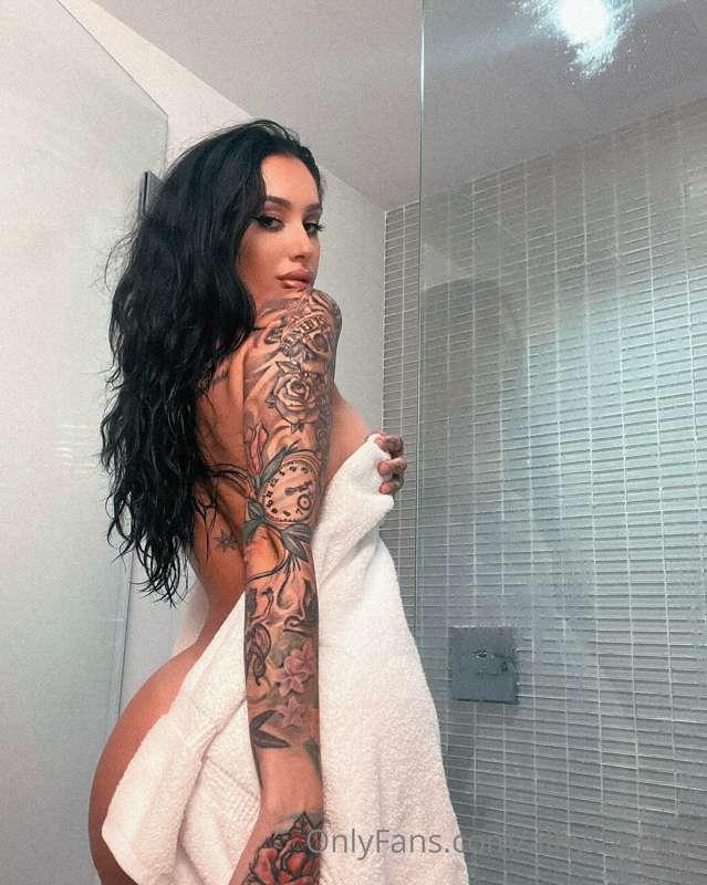 Tip me $25 and get 2 fully nude photos of this version 🥵🥵😈😈😈..