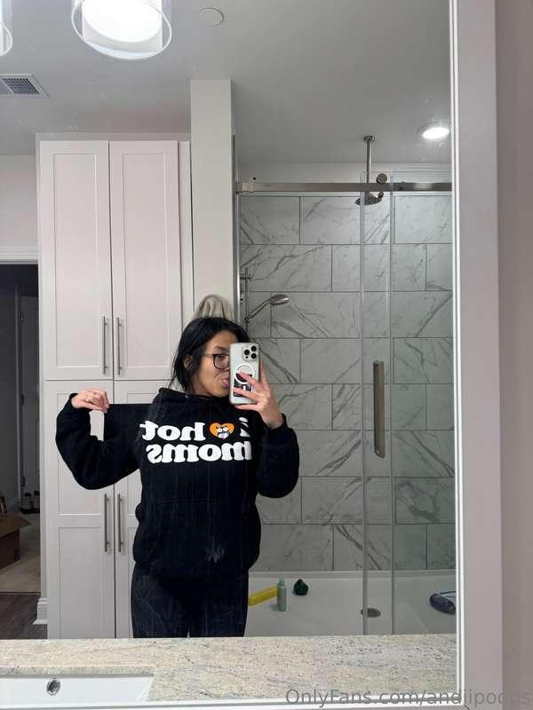 Who else loves hot moms??? 