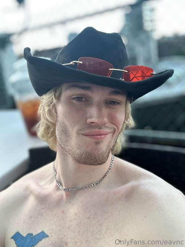 Friday mood: laid back, shirt off, and more heat in your DMs..