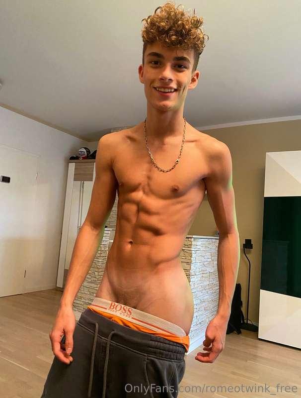 ⭐️Check out my exclusive page @romeo_twink ⭐️ Full naked and..