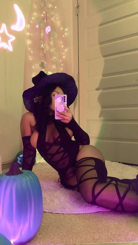 anyone in need of a thicc witch elf 🎃