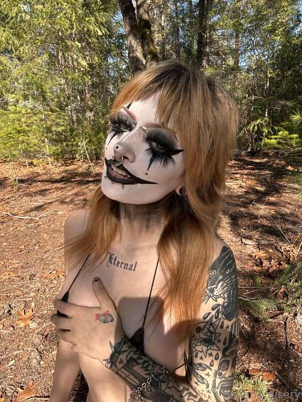 online allll day today, dont be shy cuties🖤