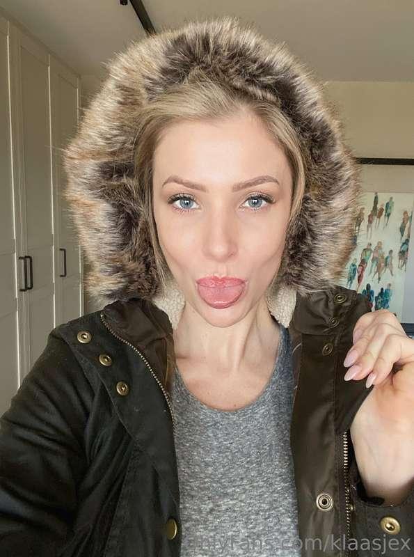 It s freezing outside…🥶❄️💨
Will You warm me up on this cold ..