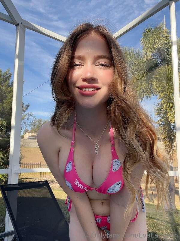 Enjoy this pic, I’m out by the pool again… makes it so easy ..